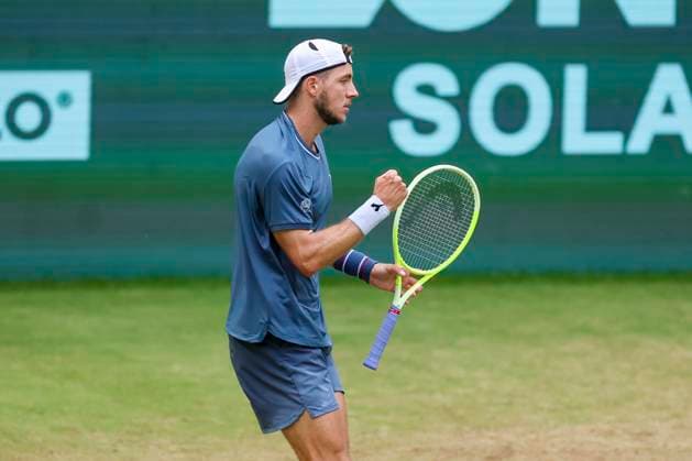 Jan-Lennard Struff (Germany) jubelt, TERRA WORTMANN Open 2024, Jannik Sinner vs Jan-Lennard Struff, Gerry-Weber-Stadion, 21.06.2024, Halle, Deutschland.