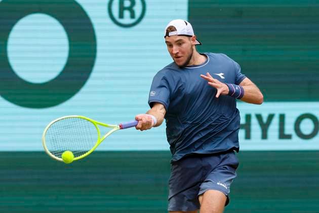 Jan-Lennard Struff (Germany) kontrolliert den Ball, TERRA WORTMANN Open 2024, Jannik Sinner vs Jan-Lennard Struff, Gerry-Weber-Stadion, 21.06.2024, Halle, Deutschland.