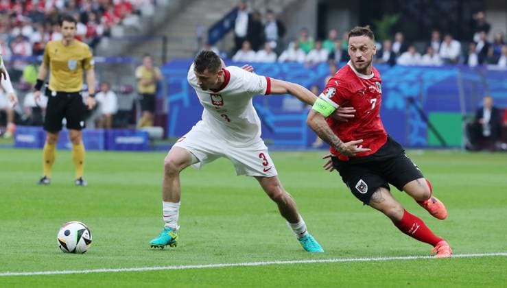 Pawel Dawidowicz im Zweikampf mit Marko Arnautovic Fußball Fussball Europameisterschaft Euro 2024 EM Herren Saison 2023 2024 21.06.2024 Polen POL vs. Österreich AUT in Berlin DFL regulations prohibit any use of photographs as image sequences and or quasi-video.