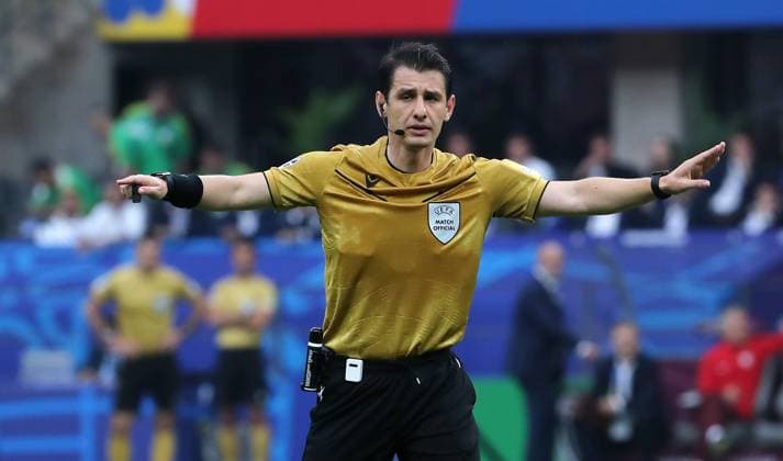 Schiedsrichter Umut Meler (TUR) zeigend, gestikulierend Aktion Oberkörper Fußball Fussball Europameisterschaft Euro 2024 EM Herren Saison 2023 2024 21.06.2024 Polen POL vs. Österreich AUT in Berlin DFL regulations prohibit any use of photographs as image sequences and or quasi-video.