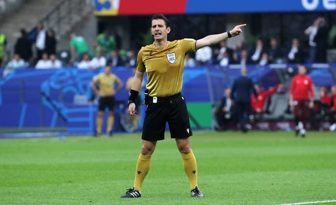 Pawel Dawidowicz im Zweikampf mit Marko Arnautovic Fußball Fussball Europameisterschaft Euro 2024 EM Herren Saison 2023 2024 21.06.2024 Polen POL vs. Österreich AUT in Berlin DFL regulations prohibit any use of photographs as image sequences and or quasi-video.