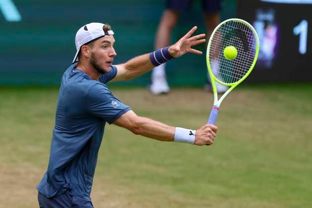 Jan-Lennard Struff (Germany) kontrolliert den Ball, TERRA WORTMANN Open 2024, Jannik Sinner vs Jan-Lennard Struff, Gerry-Weber-Stadion, 21.06.2024, Halle, Deutschland.