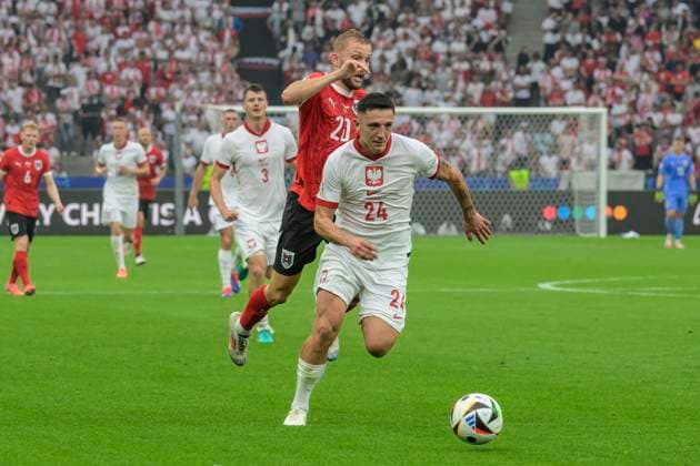GER, Berlin, Fussball, Poland vs Austria, Gruppe D, Gruppenphase, UEFA EURO, EM, Europameisterschaft,Fussball 2024, MD3, SP, Olympia - Stadion Berlin, v.l. Konrad Laimer (Austria), Bartosz Slisz (Poland), Zweikampf, Action, Kampf, kaempft um den Ball, 21.06. 2024, Copyright: HMBxMedia UwexKoch