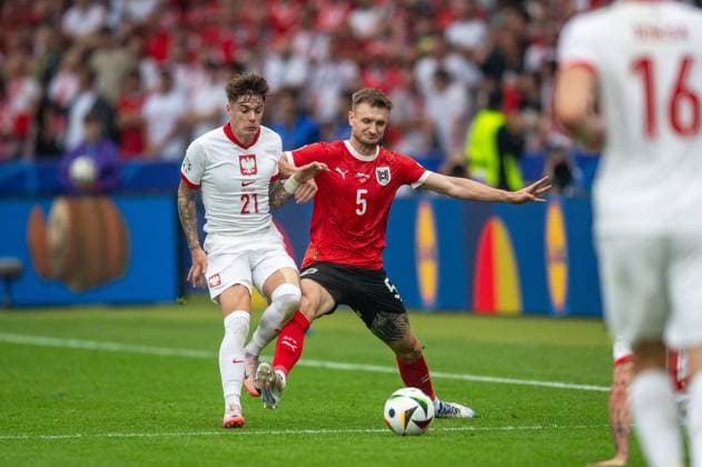 Fussball, Herren, Saison 2023 24, Euro 2024 Gruppe D (2. Spieltag) in Berlin, Polen - Österreich, v.l. Nicola Zalewski (Polen), Stefan Posch (Österreich), Adam Buksa (Polen), 21.06. 2024, Copyright: xSebastianxRäppold MatthiasxKochx