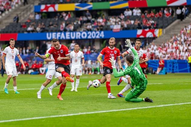 Fussball Berlin 21.06.2024 UEFA EURO, EM, Europameisterschaft,Fussball 2024 Europameisterschaft Vorrunde Polen (POL) - Österreich (AUT) Marko Arnautovic (Österreich, No.07) Wojciech Szczesny (Polen, TW, No.01)