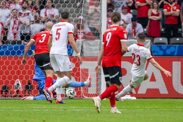 Fussball Berlin 21.06.2024 UEFA EURO, EM, Europameisterschaft,Fussball 2024 Europameisterschaft Vorrunde Polen (POL) - Österreich (AUT) Tor zum 1:1 durch Krzysztof Piatek (Polen, No.23)
