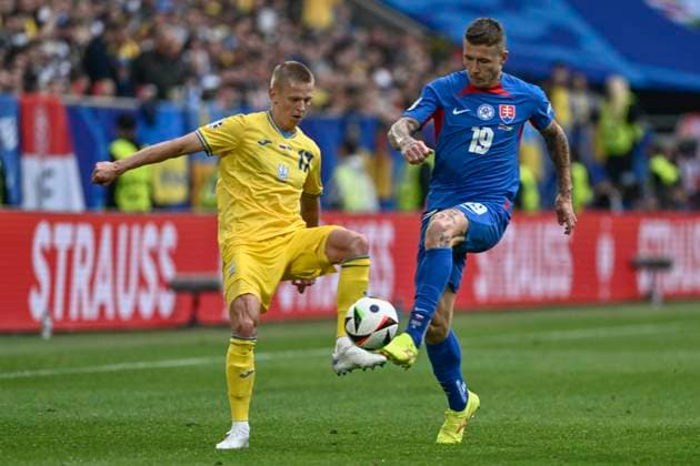 v. li. im Zweikampf Oleksandr Zinchenko 17 (Ukraine) Juraj Kucka 19 (Slowakai) 21.06.2024 Fussball Europameisterschaft in Deutschland Slovakiai vs Ukraine, Merkur Spiel-Arena, Duesseldorf, NRW Germany