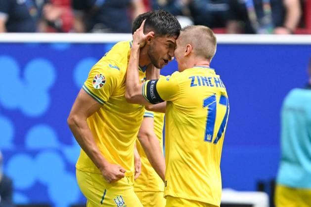 EM 2024: Slowakei - Ukraine am 21.06.2024 in der Merkur Spiel-Arena in Düsseldorf Jubel, Torjubel, Torschuetze, Torschütze Roman Yaremchuk (UKR) jubelt nach seinem Tor zum 1:2 mit Oleksandr Zinchenko (UKR).