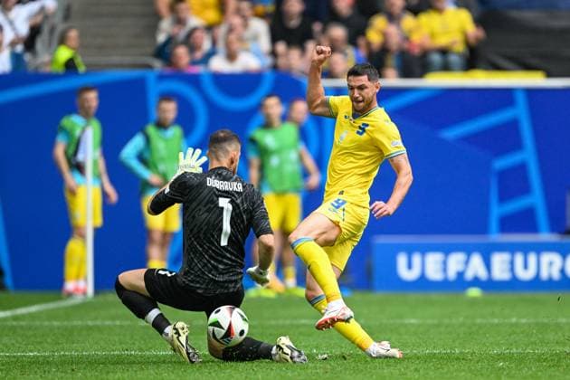 EM 2024: Slowakei - Ukraine am 21.06.2024 in der Merkur Spiel-Arena in Düsseldorf Tor zum 1:2. Torschuetze Torschütze Roman Yaremchuk (UKR) mit dem Treffer zum 1:2 gegen Goalkeeper Martin Dubravka (SVK).