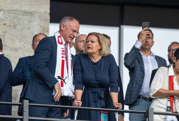 Fussball, Herren, Saison 2023 24, Euro 2024 Gruppe D (2. Spieltag) in Berlin, Polen - Österreich, Bundesministerin des Innern Nancy Faeser (Innenministerin) mit Krücken auf der Tribüne, 21.06. 2024, Copyright: xSebastianxRäppold MatthiasxKochx