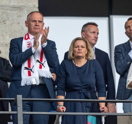 Fussball, Herren, Saison 2023 24, Euro 2024 Gruppe D (2. Spieltag) in Berlin, Polen - Österreich, Bundesministerin des Innern Nancy Faeser (Innenministerin) mit Krücken auf der Tribüne, 21.06. 2024, Copyright: xSebastianxRäppold MatthiasxKochx