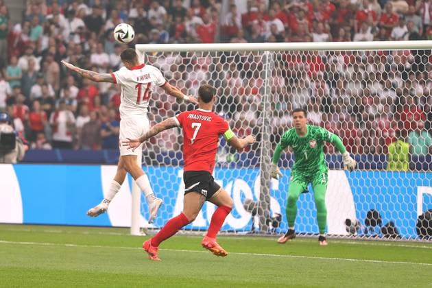 Berlin, Deutschland, 21.06.2024: Olympiastadion: Fußball-EM 2024, Gruppe D, Polen - Österreich: Jakub Kiwior (14, Polen) klärt vor Marko Arnautovic (7, Österreich) per Kopf, Polens Torwart Wojciech Szcz?sny (1) schaut zu Copyright: xdtsxNachrichtenagenturx dts_41133