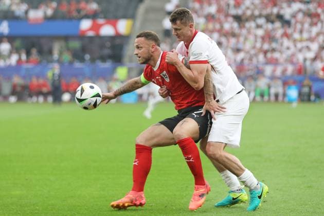 Berlin, Deutschland, 21.06.2024: Olympiastadion: Fußball-EM 2024, Gruppe D, Polen - Österreich: Marko Arnautovic (7, Österreich) und Pawel Dawidowicz (3, Polen) im Zweikampf um den Ball Copyright: xdtsxNachrichtenagenturx dts_41131