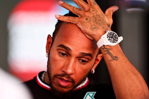 Lewis Hamilton of Great Britain and Mercedes gestikuliert, Gestik, Practice, F1 Grand Prix of Spain, Circuit de Barcelona-Catalunya am 21. June 2024 in Barcelona, Spain. (Foto von Diogo Cardoso DeFodi Images) Lewis Hamilton of Great Britain and Mercedes gestures in the Media Pen, Practice, F1 Grand Prix of Spain, Circuit de Barcelona-Catalunya on June 21, 2024 in Barcelona, Spain. (Photo by Diogo Cardoso DeFodi Images) Defodi-645_f1spa20240621_3614