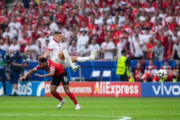 UEFA EURO, EM, Europameisterschaft,Fussball 2024: Polen - Österreich; 21.06.2024 Philipp Mwene (Österreich, 16), Przemyslaw Frankowski (Polen, 19) UEFA EURO 2024: Polen - Österreich; Olympiastadion, Berlin; 21.06.2024 Copyright: xBEAUTIFULxSPORTS Buriakovx
