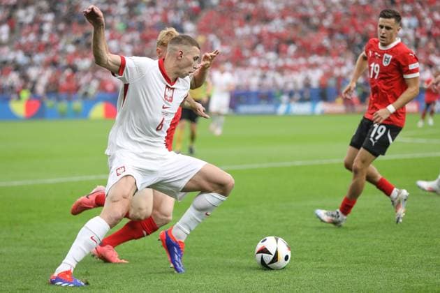 Berlin, Deutschland, 21.06.2024: Olympiastadion: Fußball-EM 2024, Gruppe D, Polen - Österreich: Jakub Piotrowski (6, Polen) im Zweikampf mit Nicolas Seiwald (6, Österreich); Christoph Baumgartner (19, Österreich) schaut zu Copyright: xdtsxNachrichtenagenturx dts_41121