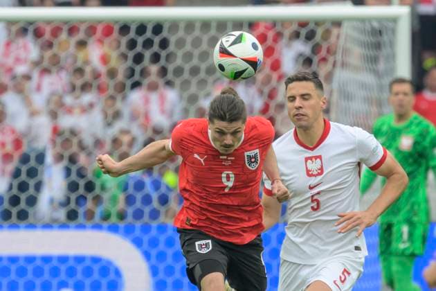 GER, Berlin, Fussball, Poland vs Austria, Gruppe D, Gruppenphase, UEFA EURO, EM, Europameisterschaft,Fussball 2024, MD3, SP, Olympia - Stadion Berlin, v.l. Marcel Sabitzer (Austria), Jan Bednarek (Poland), Zweikampf, Action, Kampf, kaempft um den Ball, 21.06. 2024, Copyright: HMBxMedia UwexKoch