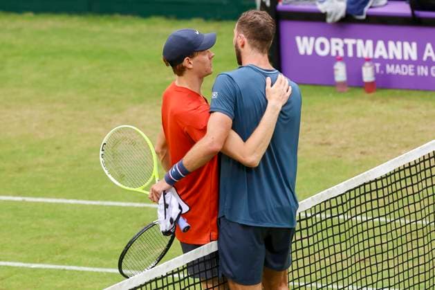 Jannik Sinner (Italy) und Jan-Lennard Struff (Germany) umarmen sich nach dem Spiel, TERRA WORTMANN Open 2024, Jannik Sinner vs Jan-Lennard Struff, Gerry-Weber-Stadion, 21.06.2024, Halle, Deutschland.