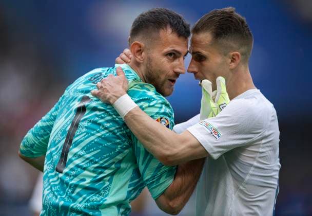Belgium v Slovakia: Group E - UEFA EURO, EM, Europameisterschaft,Fussball 2024 FRANKFURT AM MAIN, GERMANY - JUNE 17: Slovakia goalkeeper Martin Dubravka and Peter Pekarik during the UEFA EURO 2024 group stage match between Belgium and Slovakia at Frankfurt Arena on June 17, 2024 in Frankfurt am Main, Germany. Martin Dubravka; Peter Pekarik Frankfurt am Main Frankfurt Arena Hesse Germany Copyright: xVisionhausx 776079085