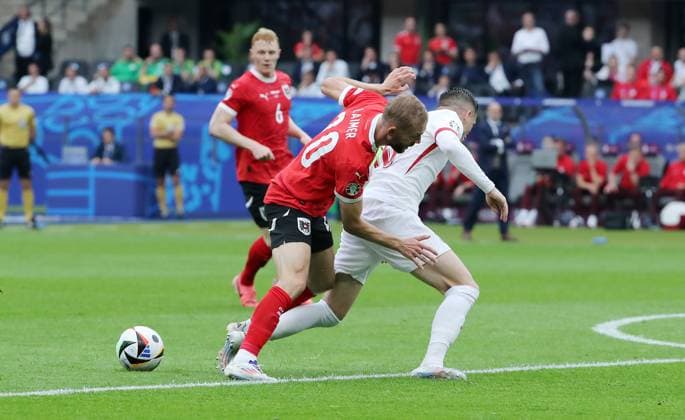 Konrad Laimer im Zweikampf mit Piotr Zielinski Fußball Fussball Europameisterschaft Euro 2024 EM Herren Saison 2023 2024 21.06.2024 Polen POL vs. Österreich AUT in Berlin DFL regulations prohibit any use of photographs as image sequences and or quasi-video.