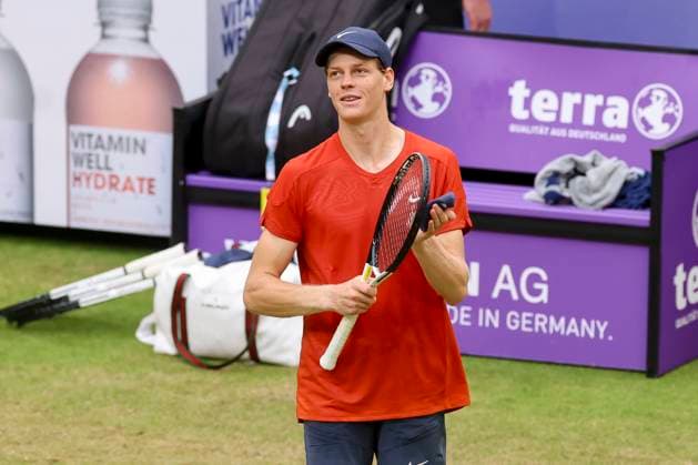 Jannik Sinner (Italy) bejubelt seinen Sieg und den damit verbundenen Einzug in das Halbfinale, TERRA WORTMANN Open 2024, Jannik Sinner vs Jan-Lennard Struff, Gerry-Weber-Stadion, 21.06.2024, Halle, Deutschland.