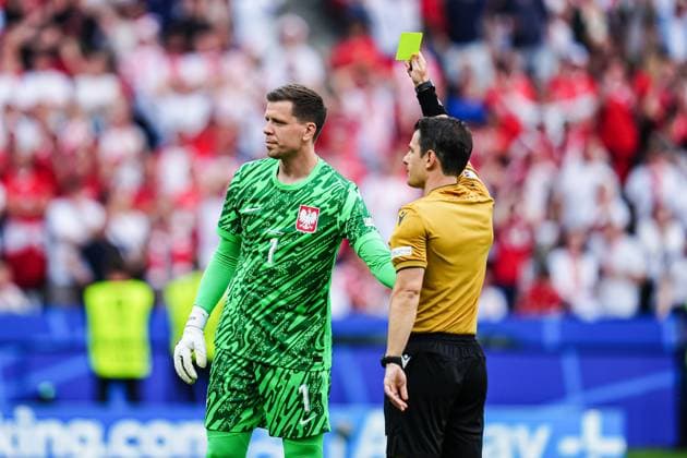 Gelbe Karte Wojciech Szczesny (Polen, 01) nach Foul an Marcel Sabitzer (Oesterreich, 09), Elfmeter Strafstoss GER, Polen vs. Oesterreich, Fussball Europameisterschaft, UEFA EURO, EM, Europameisterschaft,Fussball 2024, Spieltag 2, 21.06.2024 GER, Polen vs. Oesterreich, Fussball Europameisterschaft, UEFA Euro 2024, Spieltag 2, 21.06.2024 Berlin Copyright: xEibner-Pressefoto MarcelxvonxFehrnx EP_MFN