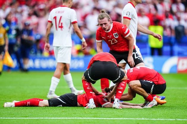Mitspieler feiern Marcel Sabitzer (Oesterreich, 09) GER, Polen vs. Oesterreich, Fussball Europameisterschaft, UEFA EURO, EM, Europameisterschaft,Fussball 2024, Spieltag 2, 21.06.2024 GER, Polen vs. Oesterreich, Fussball Europameisterschaft, UEFA Euro 2024, Spieltag 2, 21.06.2024 Berlin Copyright: xEibner-Pressefoto MarcelxvonxFehrnx EP_MFN