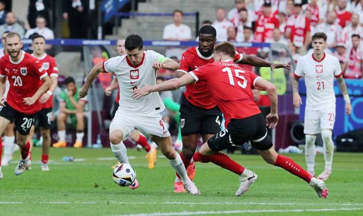 Robert Lewandowski im Zweikampf mit Philipp Lienhart Fußball Fussball Europameisterschaft Euro 2024 EM Herren Saison 2023 2024 21.06.2024 Polen POL vs. Österreich AUT in Berlin DFL regulations prohibit any use of photographs as image sequences and or quasi-video.