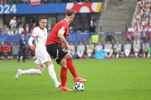 Berlin, Deutschland, 21.06.2024: Olympiastadion: Fußball-EM 2024, Gruppe D, Polen - Österreich: Marko Arnautovic (7, Österreich) hat seinen Fuß auf dem Ball, Piotr Zielinski (10, Polen) hat ihn im Blick Copyright: xdtsxNachrichtenagenturx dts_41122