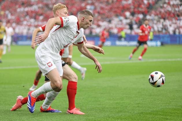 Berlin, Deutschland, 21.06.2024: Olympiastadion: Fußball-EM 2024, Gruppe D, Polen - Österreich: Jakub Piotrowski (6, Polen) im Zweikampf mit Nicolas Seiwald (6, Österreich) Copyright: xdtsxNachrichtenagenturx dts_41126