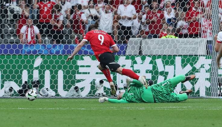 Torwart Wojciech Szczesny Foulspiel an Marcel Sabitzer Zweikampf Spielszene Aktion Fußball Fussball Europameisterschaft Euro 2024 EM Herren Saison 2023 2024 21.06.2024 Polen POL vs. Österreich AUT in Berlin DFL regulations prohibit any use of photographs as image sequences and or quasi-video.