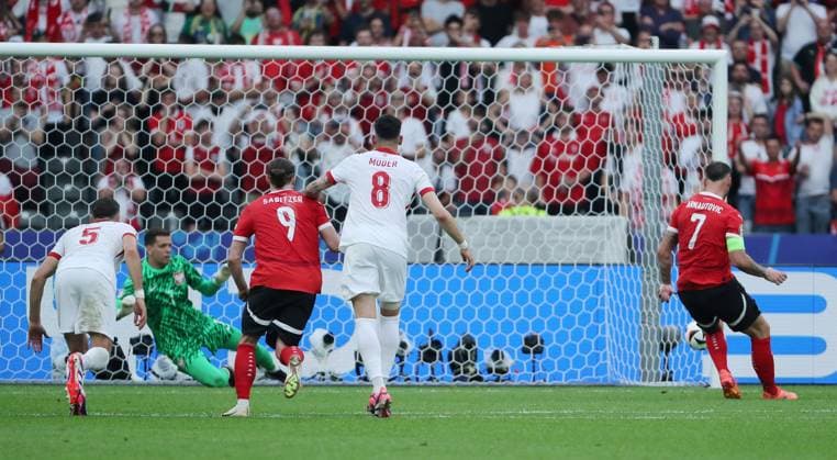 Marko Arnautovic schießt Elfmeter Strafstoß gegen Torwart Wojciech Szczesny zum 1:3 Fußball Fussball Europameisterschaft Euro 2024 EM Herren Saison 2023 2024 21.06.2024 Polen POL vs. Österreich AUT in Berlin DFL regulations prohibit any use of photographs as image sequences and or quasi-video.