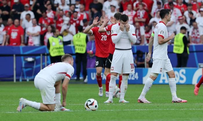 Piotr Zielinski, Robert Lewandowski enttäuscht nach 1:3 Enttäuschung Fußball Fussball Europameisterschaft Euro 2024 EM Herren Saison 2023 2024 21.06.2024 Polen POL vs. Österreich AUT in Berlin DFL regulations prohibit any use of photographs as image sequences and or quasi-video.