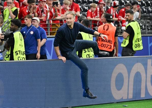 20.06.2024, xsltx, Fussball EM 2024, Dänemark - England emspor, v.l. Kasper Hjulmand (Trainer Nationalmannschaft Dänemark) (DFL DFB REGULATIONS PROHIBIT ANY USE OF PHOTOGRAPHS as IMAGE SEQUENCES and or QUASI-VIDEO) Frankfurt am Main