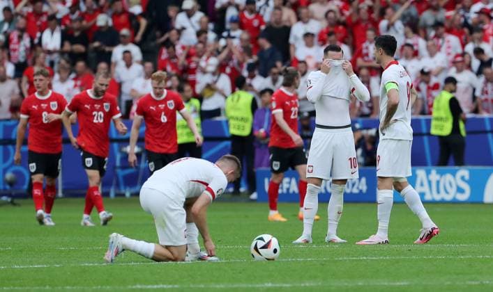 Piotr Zielinski, Robert Lewandowski enttäuscht nach 1:3 Enttäuschung Fußball Fussball Europameisterschaft Euro 2024 EM Herren Saison 2023 2024 21.06.2024 Polen POL vs. Österreich AUT in Berlin DFL regulations prohibit any use of photographs as image sequences and or quasi-video.