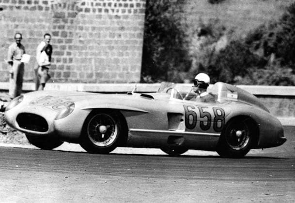 Archivbilder der Woche SPORT KW25 April 30, 1955, Rome, Italy: The legendary Mercedes Benz 300 SLR N 658 during the Mille Miglia street race 1955 driven by F1 champion JUAN MANUEL FANGIO. The 1955 Mille Miglia was a 1,000 mile motor race held on a course made up entirely of public roads around Italy, Rome Italy - ZUMAk09_ 19550205_jtc_k09_687 Copyright: xKeystonexPressxAgencyx