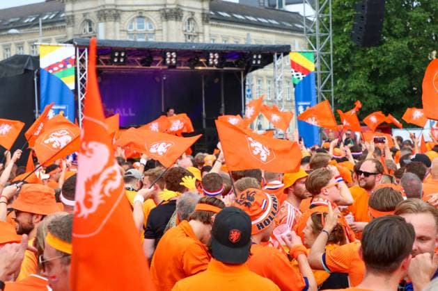 Leipzig - Über 20.000 Menschen: Niederländischer Fanmarsch von der Innenstadt zum Stadion 21.06.2024 ab 16 Uhr Stadtgebiet Leipzig Fotograf: EHL Media Vor dem zweiten EM-Spiel in Leipzig zwischen Frankreich und den Niederlanden haben über 20.000 Niederländer einen Fanmarsch zwischen dem Leipziger Wilhelm-Leuschner-Platz und dem Stadion gebildet. Die Stimmung blieb friedlich, aber ausgelassen. Um 21 Uhr beginnt die Partie. Die Polizei ist mit rund 2.000 Polizisten aus Sachsen, anderen Bundesländern sowie aus Frankreich und den Niederlanden im Einsatz. Es wurden einige Zündungen Pyrotechnik registriert. Leipzig Sachsen Deutschland Copyright: xEHLxMedia BjörnxStachx 240621_em-niederlande-frankreich-fanzug_1