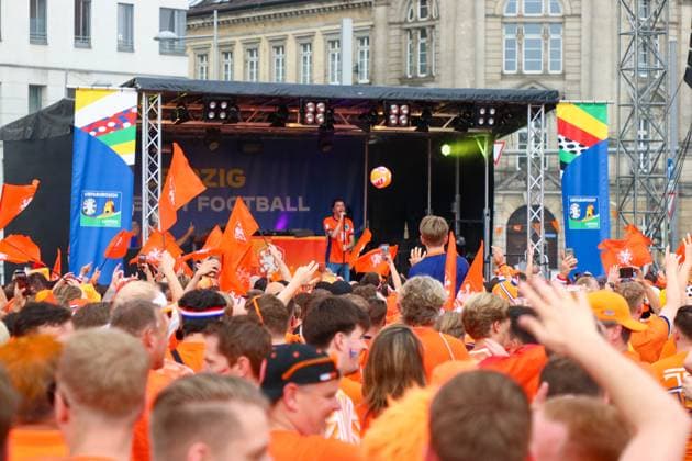 Leipzig - Über 20.000 Menschen: Niederländischer Fanmarsch von der Innenstadt zum Stadion 21.06.2024 ab 16 Uhr Stadtgebiet Leipzig Fotograf: EHL Media Vor dem zweiten EM-Spiel in Leipzig zwischen Frankreich und den Niederlanden haben über 20.000 Niederländer einen Fanmarsch zwischen dem Leipziger Wilhelm-Leuschner-Platz und dem Stadion gebildet. Die Stimmung blieb friedlich, aber ausgelassen. Um 21 Uhr beginnt die Partie. Die Polizei ist mit rund 2.000 Polizisten aus Sachsen, anderen Bundesländern sowie aus Frankreich und den Niederlanden im Einsatz. Es wurden einige Zündungen Pyrotechnik registriert. Leipzig Sachsen Deutschland Copyright: xEHLxMedia BjörnxStachx 240621_em-niederlande-frankreich-fanzug_2