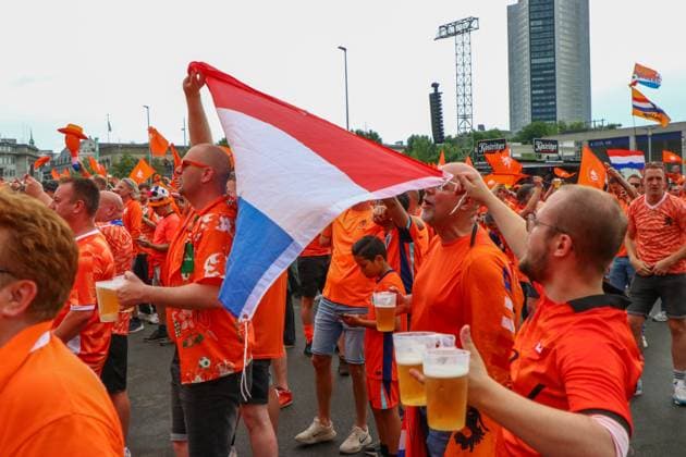 Leipzig - Über 20.000 Menschen: Niederländischer Fanmarsch von der Innenstadt zum Stadion 21.06.2024 ab 16 Uhr Stadtgebiet Leipzig Fotograf: EHL Media Vor dem zweiten EM-Spiel in Leipzig zwischen Frankreich und den Niederlanden haben über 20.000 Niederländer einen Fanmarsch zwischen dem Leipziger Wilhelm-Leuschner-Platz und dem Stadion gebildet. Die Stimmung blieb friedlich, aber ausgelassen. Um 21 Uhr beginnt die Partie. Die Polizei ist mit rund 2.000 Polizisten aus Sachsen, anderen Bundesländern sowie aus Frankreich und den Niederlanden im Einsatz. Es wurden einige Zündungen Pyrotechnik registriert. Leipzig Sachsen Deutschland Copyright: xEHLxMedia BjörnxStachx 240621_em-niederlande-frankreich-fanzug_3