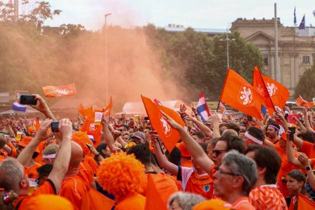 Leipzig - Über 20.000 Menschen: Niederländischer Fanmarsch von der Innenstadt zum Stadion 21.06.2024 ab 16 Uhr Stadtgebiet Leipzig Fotograf: EHL Media Vor dem zweiten EM-Spiel in Leipzig zwischen Frankreich und den Niederlanden haben über 20.000 Niederländer einen Fanmarsch zwischen dem Leipziger Wilhelm-Leuschner-Platz und dem Stadion gebildet. Die Stimmung blieb friedlich, aber ausgelassen. Um 21 Uhr beginnt die Partie. Die Polizei ist mit rund 2.000 Polizisten aus Sachsen, anderen Bundesländern sowie aus Frankreich und den Niederlanden im Einsatz. Es wurden einige Zündungen Pyrotechnik registriert. Leipzig Sachsen Deutschland Copyright: xEHLxMedia BjörnxStachx 240621_em-niederlande-frankreich-fanzug_4