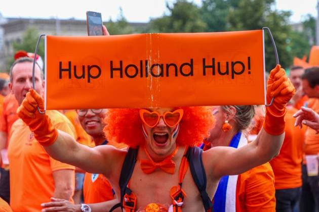 Leipzig - Über 20.000 Menschen: Niederländischer Fanmarsch von der Innenstadt zum Stadion 21.06.2024 ab 16 Uhr Stadtgebiet Leipzig Fotograf: EHL Media Vor dem zweiten EM-Spiel in Leipzig zwischen Frankreich und den Niederlanden haben über 20.000 Niederländer einen Fanmarsch zwischen dem Leipziger Wilhelm-Leuschner-Platz und dem Stadion gebildet. Die Stimmung blieb friedlich, aber ausgelassen. Um 21 Uhr beginnt die Partie. Die Polizei ist mit rund 2.000 Polizisten aus Sachsen, anderen Bundesländern sowie aus Frankreich und den Niederlanden im Einsatz. Es wurden einige Zündungen Pyrotechnik registriert. Leipzig Sachsen Deutschland Copyright: xEHLxMedia BjörnxStachx 240621_em-niederlande-frankreich-fanzug_5