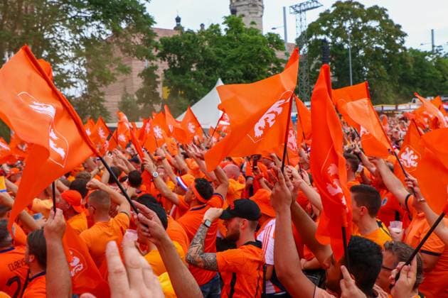 Leipzig - Über 20.000 Menschen: Niederländischer Fanmarsch von der Innenstadt zum Stadion 21.06.2024 ab 16 Uhr Stadtgebiet Leipzig Fotograf: EHL Media Vor dem zweiten EM-Spiel in Leipzig zwischen Frankreich und den Niederlanden haben über 20.000 Niederländer einen Fanmarsch zwischen dem Leipziger Wilhelm-Leuschner-Platz und dem Stadion gebildet. Die Stimmung blieb friedlich, aber ausgelassen. Um 21 Uhr beginnt die Partie. Die Polizei ist mit rund 2.000 Polizisten aus Sachsen, anderen Bundesländern sowie aus Frankreich und den Niederlanden im Einsatz. Es wurden einige Zündungen Pyrotechnik registriert. Leipzig Sachsen Deutschland Copyright: xEHLxMedia BjörnxStachx 240621_em-niederlande-frankreich-fanzug_6