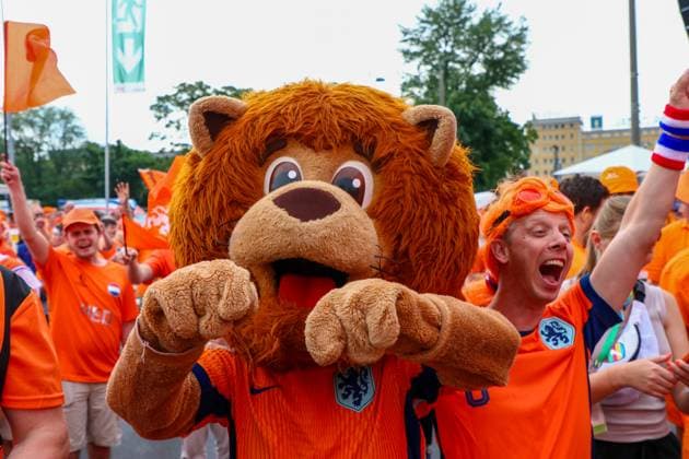 Leipzig - Über 20.000 Menschen: Niederländischer Fanmarsch von der Innenstadt zum Stadion 21.06.2024 ab 16 Uhr Stadtgebiet Leipzig Fotograf: EHL Media Vor dem zweiten EM-Spiel in Leipzig zwischen Frankreich und den Niederlanden haben über 20.000 Niederländer einen Fanmarsch zwischen dem Leipziger Wilhelm-Leuschner-Platz und dem Stadion gebildet. Die Stimmung blieb friedlich, aber ausgelassen. Um 21 Uhr beginnt die Partie. Die Polizei ist mit rund 2.000 Polizisten aus Sachsen, anderen Bundesländern sowie aus Frankreich und den Niederlanden im Einsatz. Es wurden einige Zündungen Pyrotechnik registriert. Leipzig Sachsen Deutschland Copyright: xEHLxMedia BjörnxStachx 240621_em-niederlande-frankreich-fanzug_7
