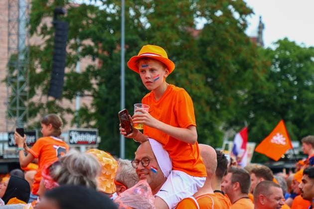 Leipzig - Über 20.000 Menschen: Niederländischer Fanmarsch von der Innenstadt zum Stadion 21.06.2024 ab 16 Uhr Stadtgebiet Leipzig Fotograf: EHL Media Vor dem zweiten EM-Spiel in Leipzig zwischen Frankreich und den Niederlanden haben über 20.000 Niederländer einen Fanmarsch zwischen dem Leipziger Wilhelm-Leuschner-Platz und dem Stadion gebildet. Die Stimmung blieb friedlich, aber ausgelassen. Um 21 Uhr beginnt die Partie. Die Polizei ist mit rund 2.000 Polizisten aus Sachsen, anderen Bundesländern sowie aus Frankreich und den Niederlanden im Einsatz. Es wurden einige Zündungen Pyrotechnik registriert. Leipzig Sachsen Deutschland Copyright: xEHLxMedia BjörnxStachx 240621_em-niederlande-frankreich-fanzug_8