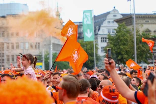 Leipzig - Über 20.000 Menschen: Niederländischer Fanmarsch von der Innenstadt zum Stadion 21.06.2024 ab 16 Uhr Stadtgebiet Leipzig Fotograf: EHL Media Vor dem zweiten EM-Spiel in Leipzig zwischen Frankreich und den Niederlanden haben über 20.000 Niederländer einen Fanmarsch zwischen dem Leipziger Wilhelm-Leuschner-Platz und dem Stadion gebildet. Die Stimmung blieb friedlich, aber ausgelassen. Um 21 Uhr beginnt die Partie. Die Polizei ist mit rund 2.000 Polizisten aus Sachsen, anderen Bundesländern sowie aus Frankreich und den Niederlanden im Einsatz. Es wurden einige Zündungen Pyrotechnik registriert. Leipzig Sachsen Deutschland Copyright: xEHLxMedia BjörnxStachx 240621_em-niederlande-frankreich-fanzug_10