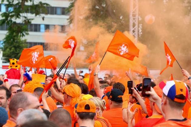 Leipzig - Über 20.000 Menschen: Niederländischer Fanmarsch von der Innenstadt zum Stadion 21.06.2024 ab 16 Uhr Stadtgebiet Leipzig Fotograf: EHL Media Vor dem zweiten EM-Spiel in Leipzig zwischen Frankreich und den Niederlanden haben über 20.000 Niederländer einen Fanmarsch zwischen dem Leipziger Wilhelm-Leuschner-Platz und dem Stadion gebildet. Die Stimmung blieb friedlich, aber ausgelassen. Um 21 Uhr beginnt die Partie. Die Polizei ist mit rund 2.000 Polizisten aus Sachsen, anderen Bundesländern sowie aus Frankreich und den Niederlanden im Einsatz. Es wurden einige Zündungen Pyrotechnik registriert. Leipzig Sachsen Deutschland Copyright: xEHLxMedia BjörnxStachx 240621_em-niederlande-frankreich-fanzug_11