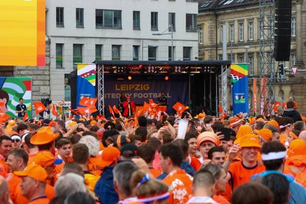 Leipzig - Über 20.000 Menschen: Niederländischer Fanmarsch von der Innenstadt zum Stadion 21.06.2024 ab 16 Uhr Stadtgebiet Leipzig Fotograf: EHL Media Vor dem zweiten EM-Spiel in Leipzig zwischen Frankreich und den Niederlanden haben über 20.000 Niederländer einen Fanmarsch zwischen dem Leipziger Wilhelm-Leuschner-Platz und dem Stadion gebildet. Die Stimmung blieb friedlich, aber ausgelassen. Um 21 Uhr beginnt die Partie. Die Polizei ist mit rund 2.000 Polizisten aus Sachsen, anderen Bundesländern sowie aus Frankreich und den Niederlanden im Einsatz. Es wurden einige Zündungen Pyrotechnik registriert. Leipzig Sachsen Deutschland Copyright: xEHLxMedia BjörnxStachx 240621_em-niederlande-frankreich-fanzug_12