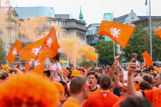 Leipzig - Über 20.000 Menschen: Niederländischer Fanmarsch von der Innenstadt zum Stadion 21.06.2024 ab 16 Uhr Stadtgebiet Leipzig Fotograf: EHL Media Vor dem zweiten EM-Spiel in Leipzig zwischen Frankreich und den Niederlanden haben über 20.000 Niederländer einen Fanmarsch zwischen dem Leipziger Wilhelm-Leuschner-Platz und dem Stadion gebildet. Die Stimmung blieb friedlich, aber ausgelassen. Um 21 Uhr beginnt die Partie. Die Polizei ist mit rund 2.000 Polizisten aus Sachsen, anderen Bundesländern sowie aus Frankreich und den Niederlanden im Einsatz. Es wurden einige Zündungen Pyrotechnik registriert. Leipzig Sachsen Deutschland Copyright: xEHLxMedia BjörnxStachx 240621_em-niederlande-frankreich-fanzug_9