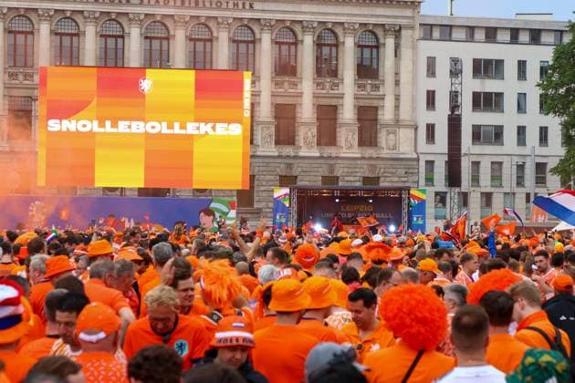 Leipzig - Über 20.000 Menschen: Niederländischer Fanmarsch von der Innenstadt zum Stadion 21.06.2024 ab 16 Uhr Stadtgebiet Leipzig Fotograf: EHL Media Vor dem zweiten EM-Spiel in Leipzig zwischen Frankreich und den Niederlanden haben über 20.000 Niederländer einen Fanmarsch zwischen dem Leipziger Wilhelm-Leuschner-Platz und dem Stadion gebildet. Die Stimmung blieb friedlich, aber ausgelassen. Um 21 Uhr beginnt die Partie. Die Polizei ist mit rund 2.000 Polizisten aus Sachsen, anderen Bundesländern sowie aus Frankreich und den Niederlanden im Einsatz. Es wurden einige Zündungen Pyrotechnik registriert. Leipzig Sachsen Deutschland Copyright: xEHLxMedia BjörnxStachx 240621_em-niederlande-frankreich-fanzug_13