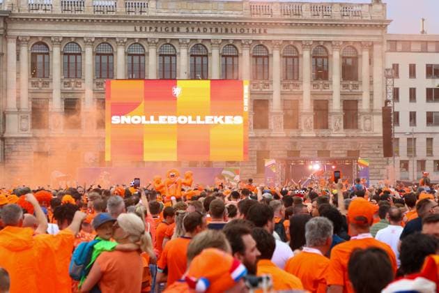 Leipzig - Über 20.000 Menschen: Niederländischer Fanmarsch von der Innenstadt zum Stadion 21.06.2024 ab 16 Uhr Stadtgebiet Leipzig Fotograf: EHL Media Vor dem zweiten EM-Spiel in Leipzig zwischen Frankreich und den Niederlanden haben über 20.000 Niederländer einen Fanmarsch zwischen dem Leipziger Wilhelm-Leuschner-Platz und dem Stadion gebildet. Die Stimmung blieb friedlich, aber ausgelassen. Um 21 Uhr beginnt die Partie. Die Polizei ist mit rund 2.000 Polizisten aus Sachsen, anderen Bundesländern sowie aus Frankreich und den Niederlanden im Einsatz. Es wurden einige Zündungen Pyrotechnik registriert. Leipzig Sachsen Deutschland Copyright: xEHLxMedia BjörnxStachx 240621_em-niederlande-frankreich-fanzug_15